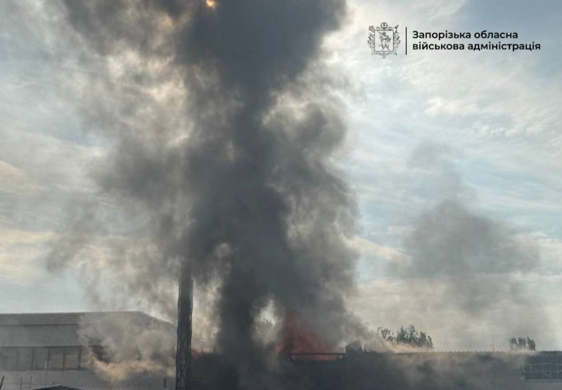 Росія знову вдарила по Запоріжжю: виникли пожежі 